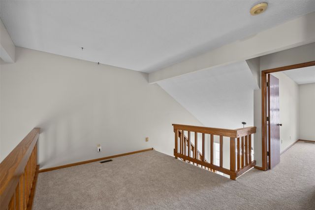 8024 Cobblestone Road, Urbandale, IA 50322