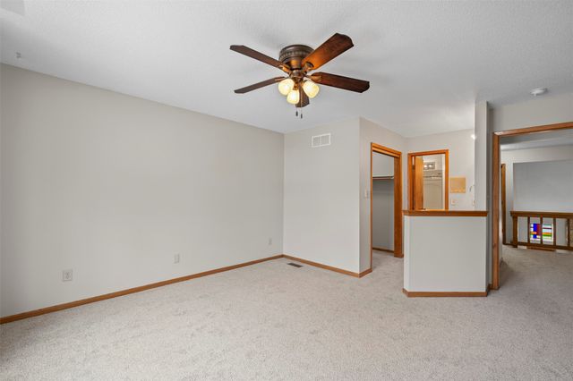 8024 Cobblestone Road, Urbandale, IA 50322