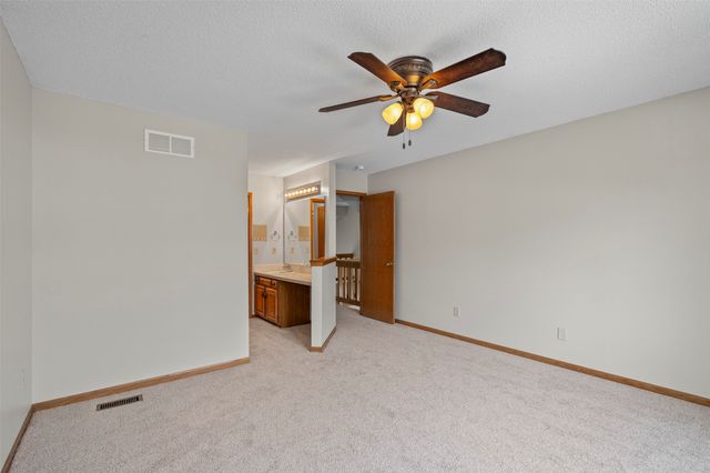 8024 Cobblestone Road, Urbandale, IA 50322