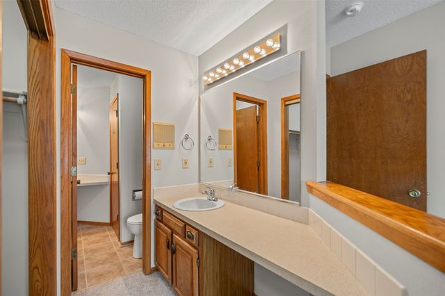 8024 Cobblestone Road, Urbandale, IA 50322