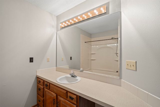 8024 Cobblestone Road, Urbandale, IA 50322