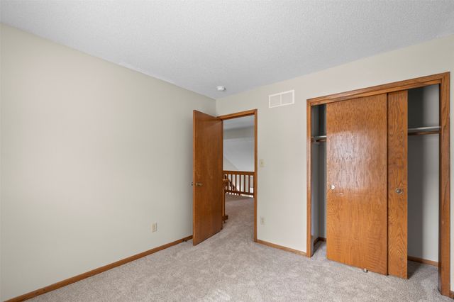 8024 Cobblestone Road, Urbandale, IA 50322