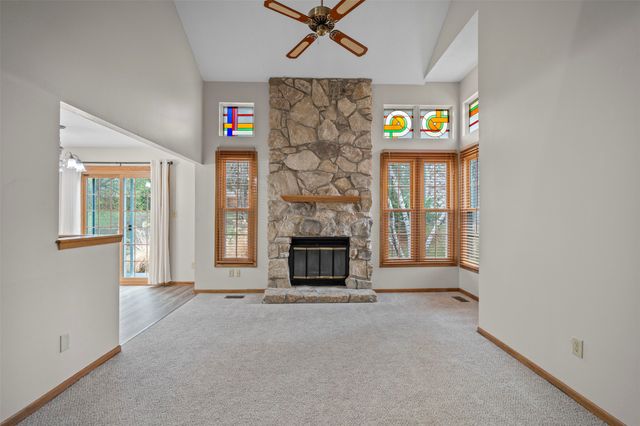 8024 Cobblestone Road, Urbandale, IA 50322