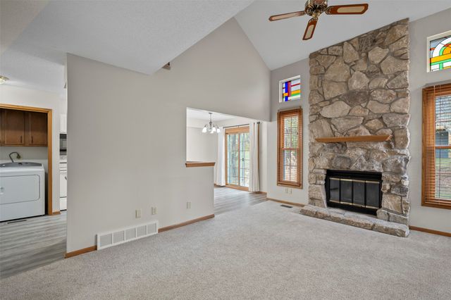 8024 Cobblestone Road, Urbandale, IA 50322