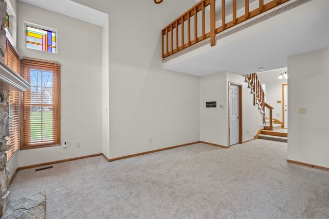 8024 Cobblestone Road, Urbandale, IA 50322