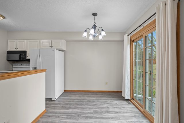 8024 Cobblestone Road, Urbandale, IA 50322