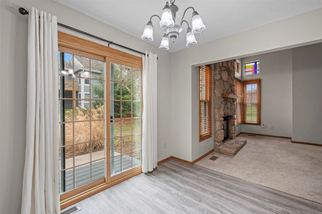 8024 Cobblestone Road, Urbandale, IA 50322