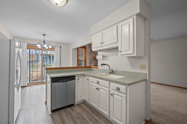 8024 Cobblestone Road, Urbandale, IA 50322