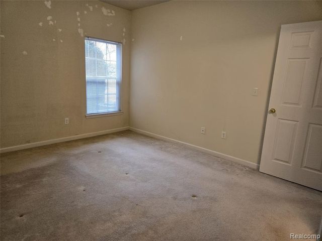 27611 Hidden Oaks Drive, Trenton, MI 48183