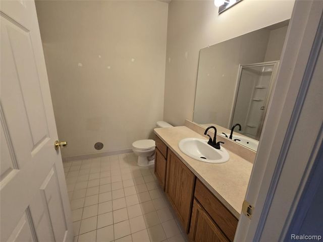 27611 Hidden Oaks Drive, Trenton, MI 48183