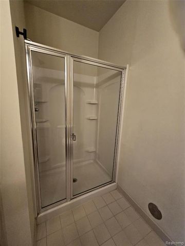 27611 Hidden Oaks Drive, Trenton, MI 48183