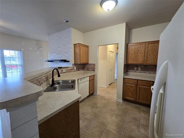 27611 Hidden Oaks Drive, Trenton, MI 48183