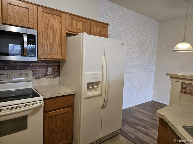 27611 Hidden Oaks Drive, Trenton, MI 48183