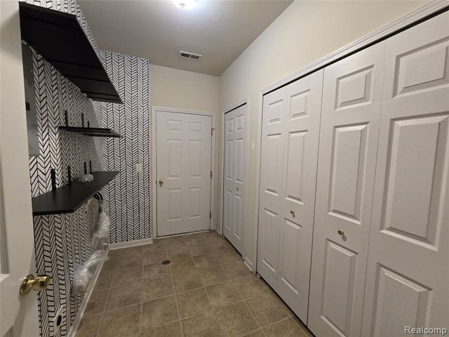 27611 Hidden Oaks Drive, Trenton, MI 48183