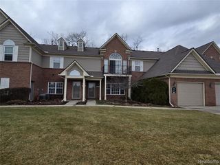 27611 Hidden Oaks Drive, Trenton, MI 48183