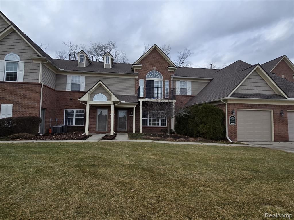27611 Hidden Oaks Drive, Trenton, MI 48183