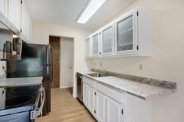 708 Old Settlers Trail 2, Hopkins, MN 55343