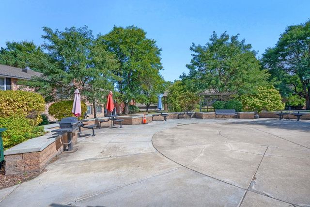 708 Old Settlers Trail 2, Hopkins, MN 55343