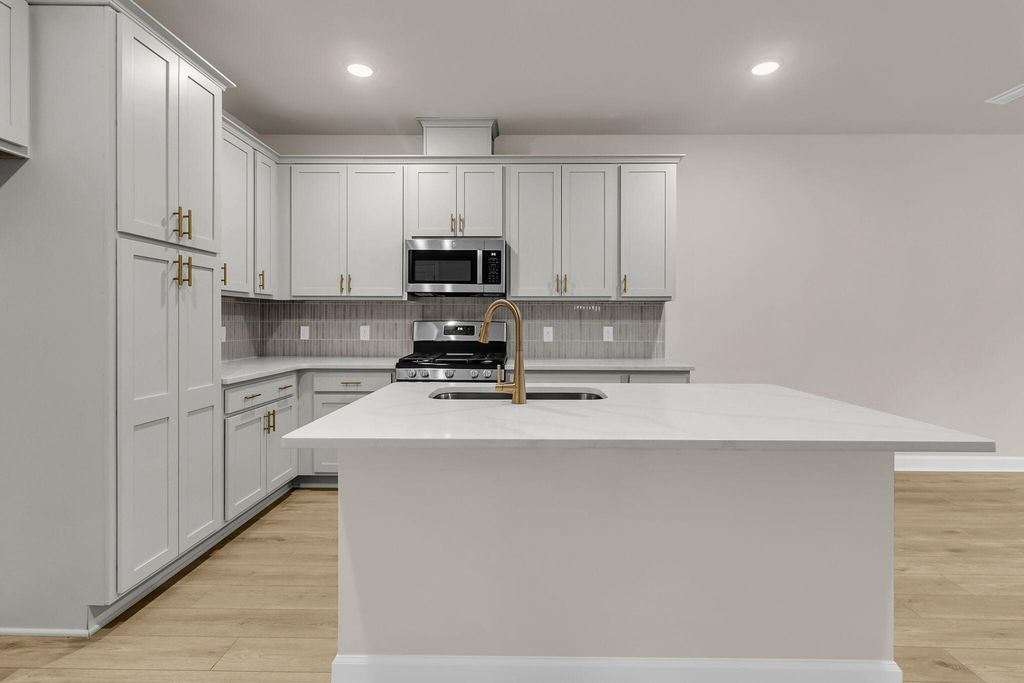 Image 10 of property listing at 1045 Dusk Drive, Summerville, SC 29486