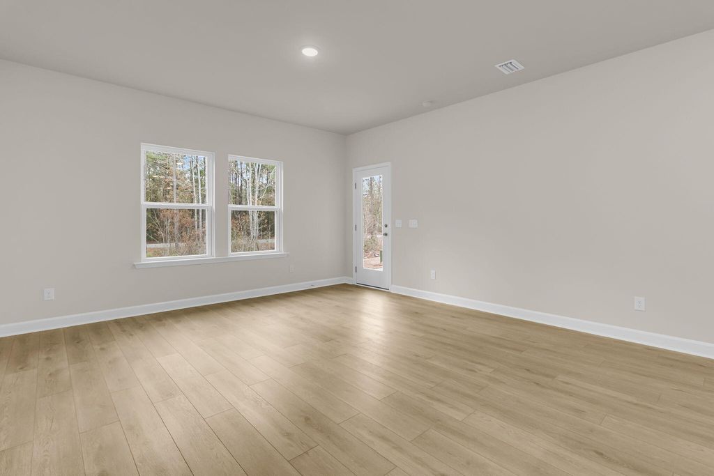 Image 12 of property listing at 1045 Dusk Drive, Summerville, SC 29486