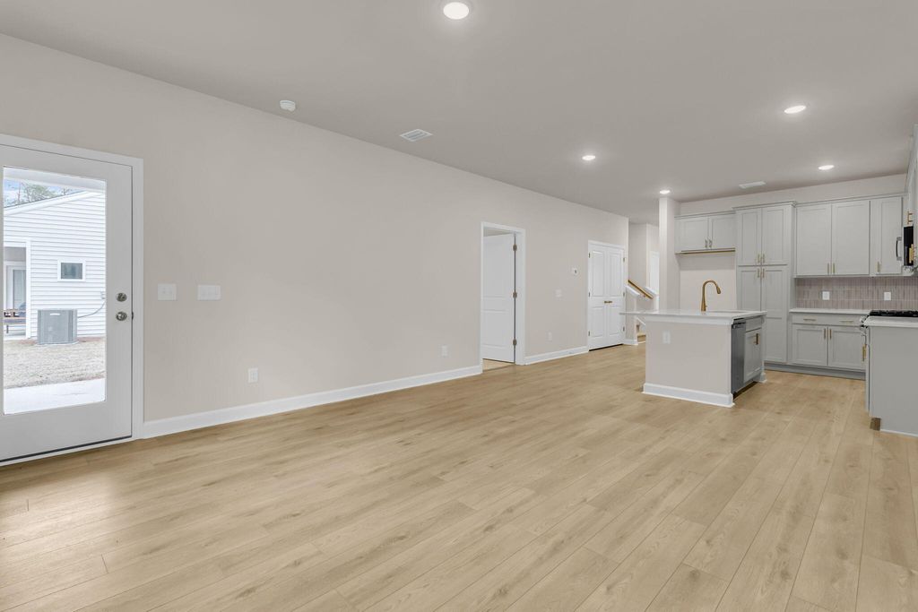 Image 14 of property listing at 1045 Dusk Drive, Summerville, SC 29486