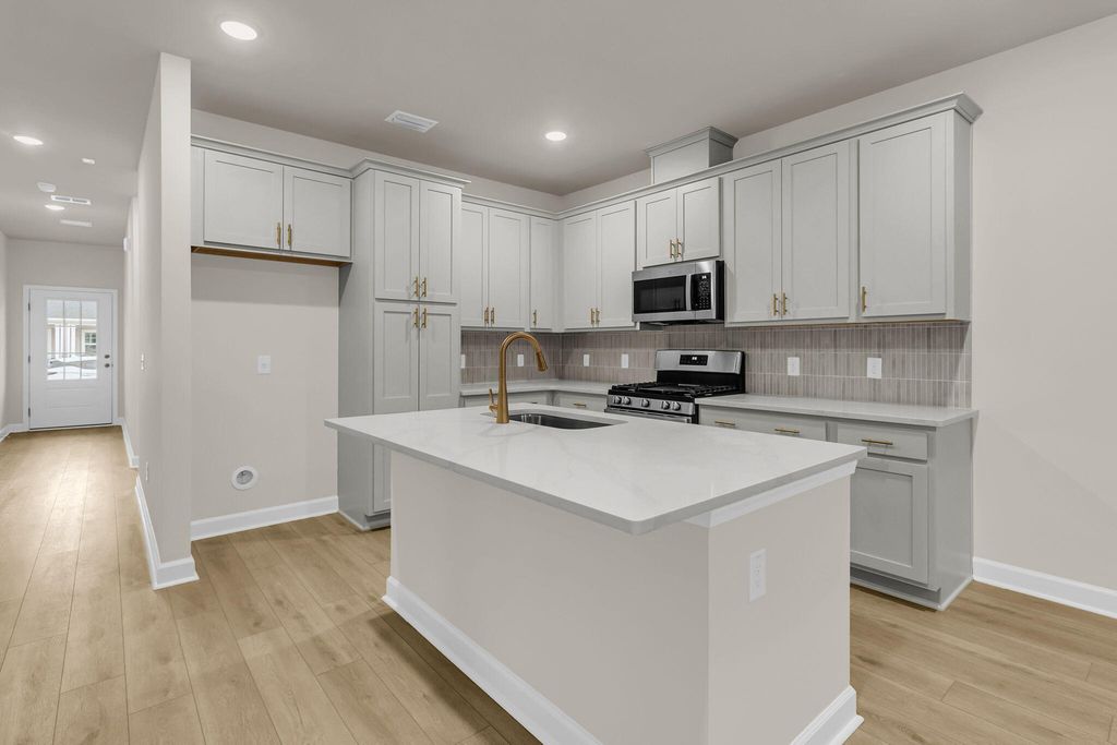Image 7 of property listing at 1045 Dusk Drive, Summerville, SC 29486
