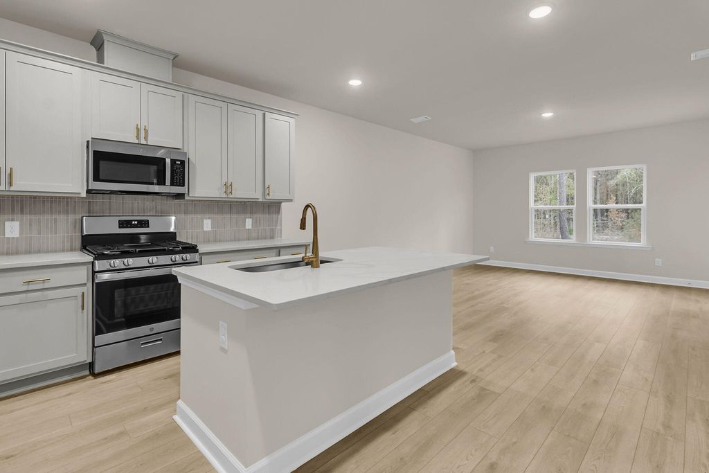 Image 9 of property listing at 1045 Dusk Drive, Summerville, SC 29486