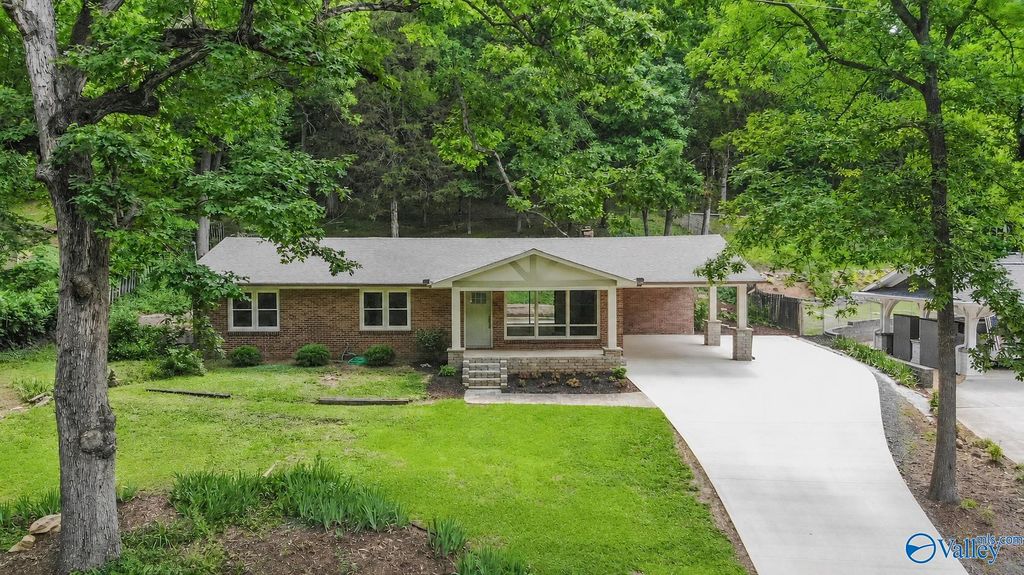 1825 Forest Drive, Guntersville, AL 35976
