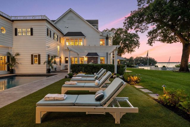 20100 Lakeview Avenue, Deephaven, MN 55331