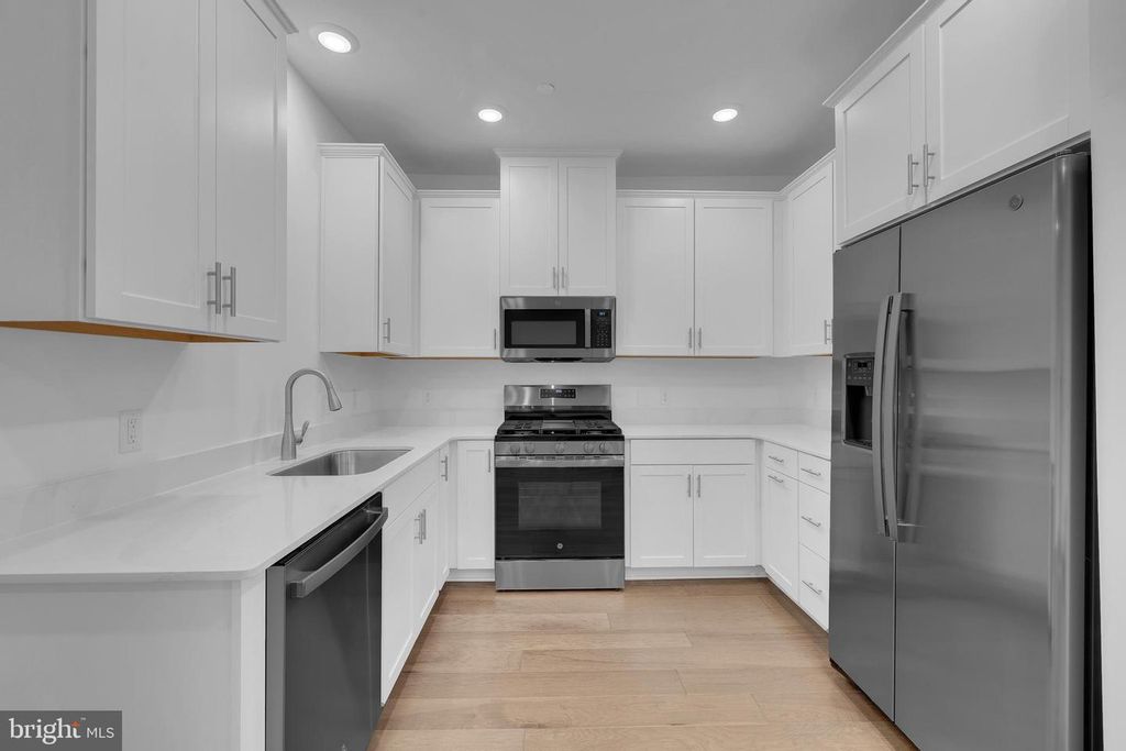 Image 10 of property listing at 257 LEWIS FISHER DRIVE, Pennington, NJ 08534