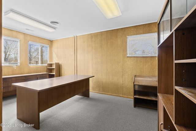 2909 Hikes Ln, Louisville, KY 40218