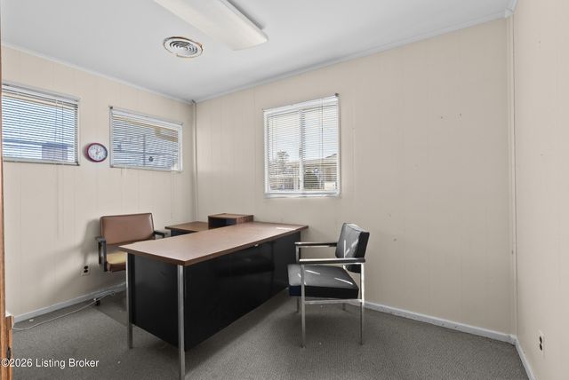 2909 Hikes Ln, Louisville, KY 40218