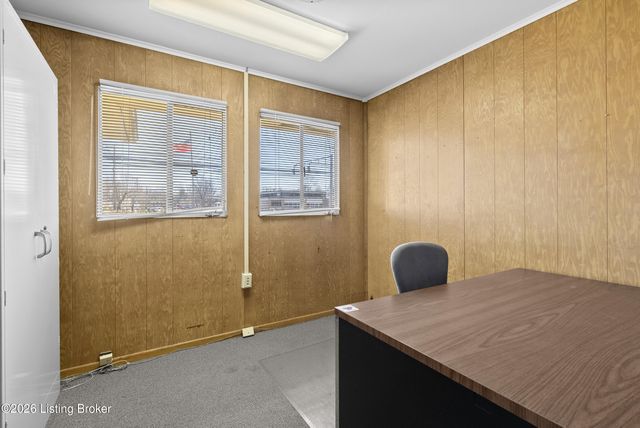 2909 Hikes Ln, Louisville, KY 40218