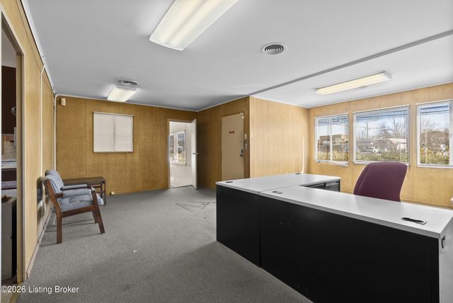 2909 Hikes Ln, Louisville, KY 40218