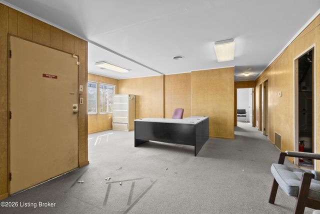 2909 Hikes Ln, Louisville, KY 40218