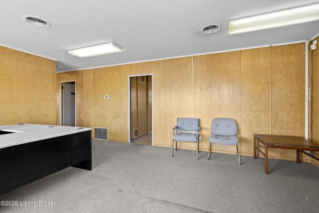 2909 Hikes Ln, Louisville, KY 40218