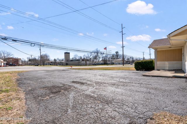 2909 Hikes Ln, Louisville, KY 40218