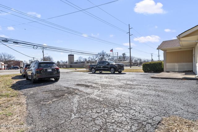 2909 Hikes Ln, Louisville, KY 40218