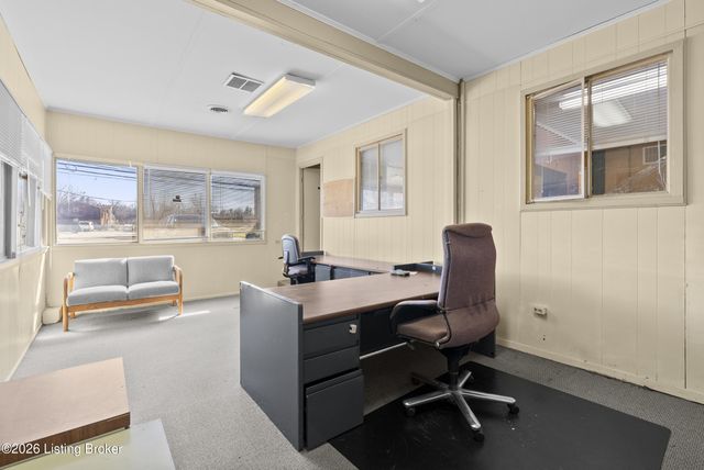 2909 Hikes Ln, Louisville, KY 40218