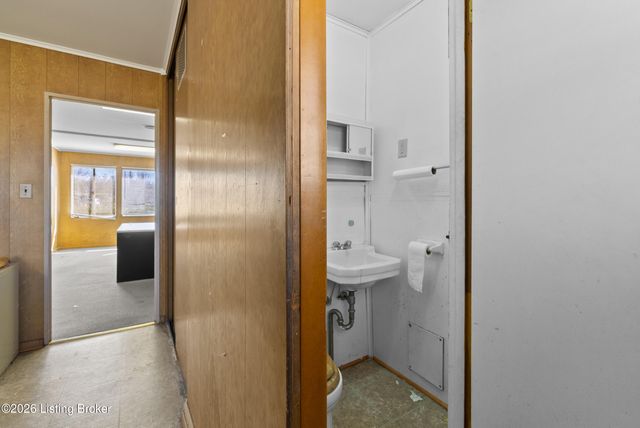 2909 Hikes Ln, Louisville, KY 40218