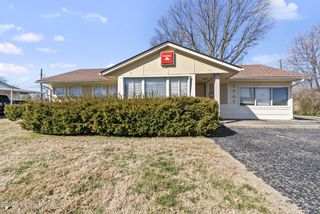 2909 Hikes Ln, Louisville, KY 40218