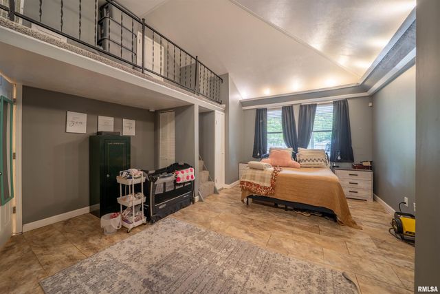 2318 N NORTHCREST Drive, Peoria, IL 61604