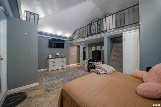 2318 N NORTHCREST Drive, Peoria, IL 61604