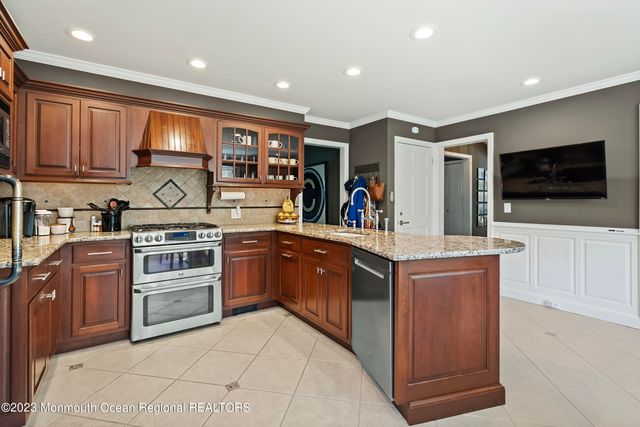 5 Pirates Cove Road, Little Silver, NJ 07739