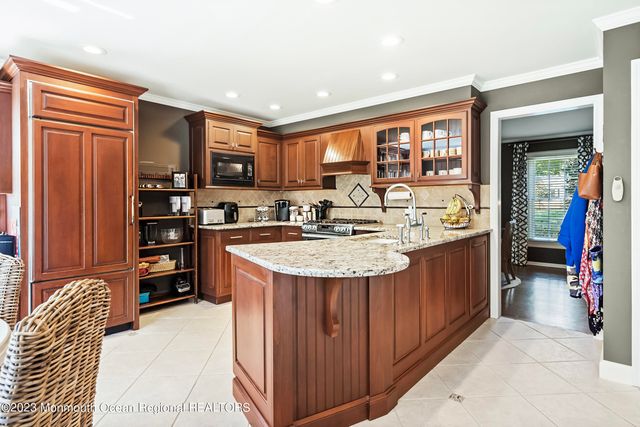 5 Pirates Cove Road, Little Silver, NJ 07739