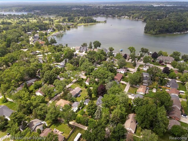 3980 Spencer Terrace, West Bloomfield, MI 48323