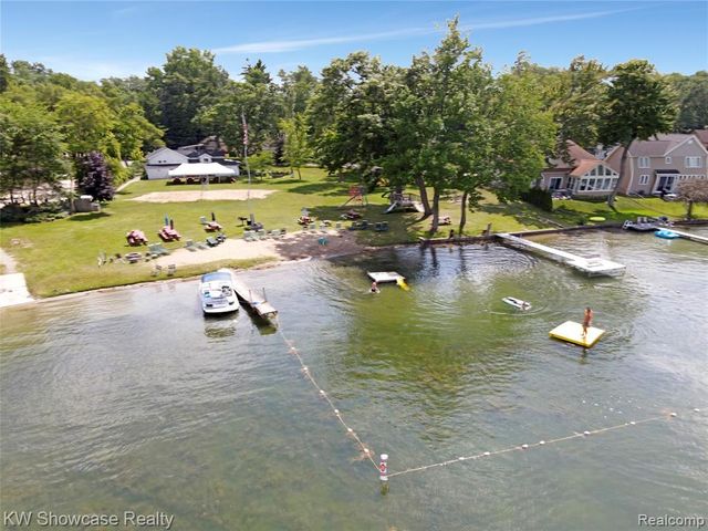 3980 Spencer Terrace, West Bloomfield, MI 48323