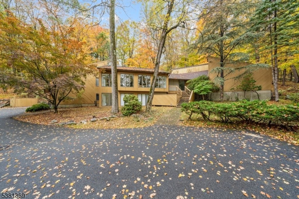 77 Old Cow Pasture Lane, Kinnelon Boro, NJ 07405
