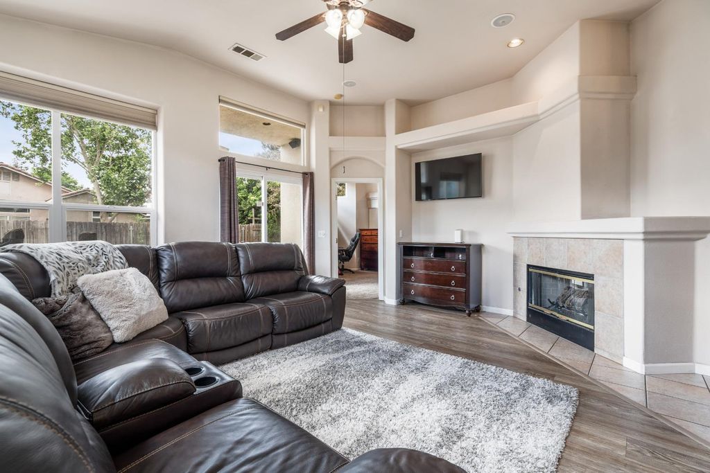 Image 10 of property listing at 1607 North Sol Court, Visalia, CA 93292