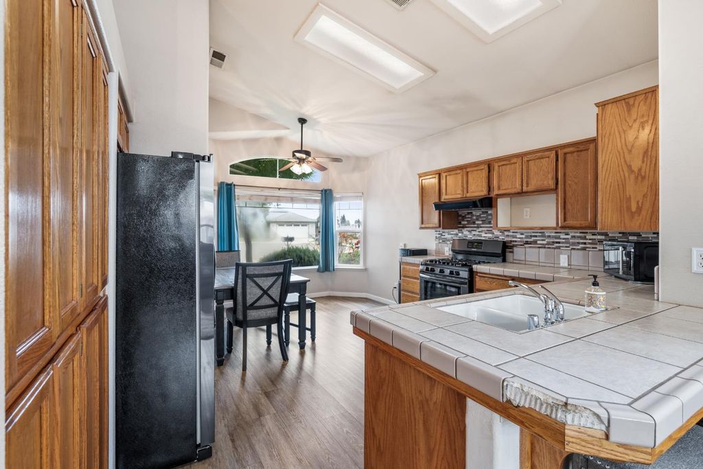 Image 11 of property listing at 1607 North Sol Court, Visalia, CA 93292